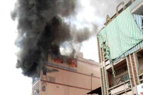 Cháy nhà cao tầng nằm sát chợ hóa chất Kim Biên lúc giữa trưa