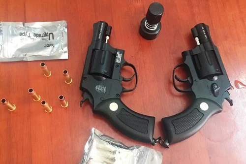 Tạm giữ nam thanh niên thủ nhiều súng, đạn trong người 