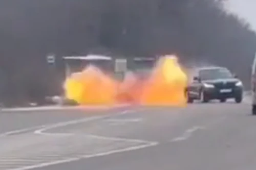 Khoảnh khắc UAV tự sát lao vào ô tô, lái xe thoát chết trong gang tấc