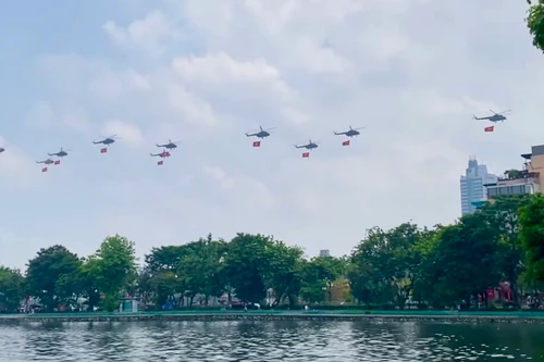 10 trực thăng bay vòng hồ Tây hướng về Ba Đình 