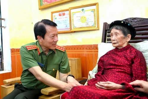 Bộ trưởng Lương Tam Quang thăm hỏi, tặng quà và dự Lễ khánh thành nhà tình nghĩa các gia đình chính sách tại tỉnh Tuyên Quang