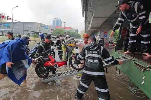 Công an Hà Nội dùng xe chuyên dụng đưa dân qua điểm ngập sâu