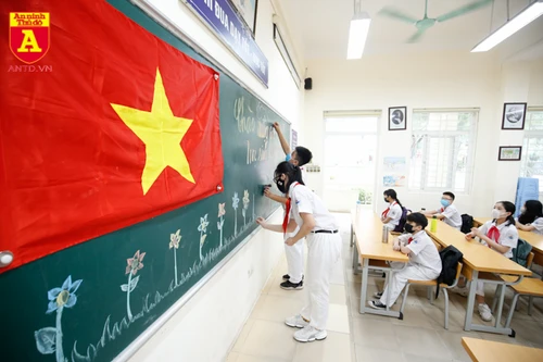 Lễ chào cờ đặc biệt của học sinh Hà Nội