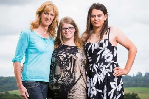 Ủng hộ chồng và bố dượng cùng chuyển giới