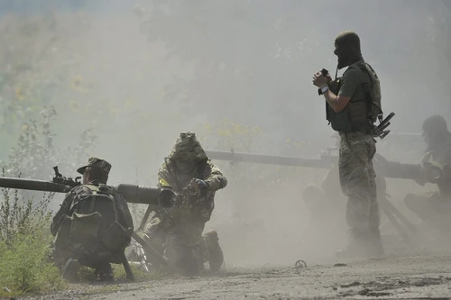 Ukraine: Phe ly khai bắn máy bay cứu thương, cướp xe tăng, tên lửa của quân chính phủ
