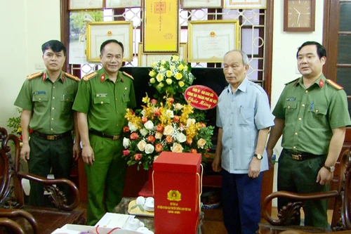 Thăm hỏi các đồng chí nguyên lãnh đạo Công an thành phố Hà Nội