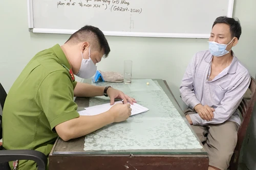 Bao vây bốn phía, tóm gọn kẻ trốn nã trên nóc nhà