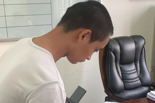 Clip: Sản xuất tiền giả chỉ bằng máy photo màu và máy ép plastic