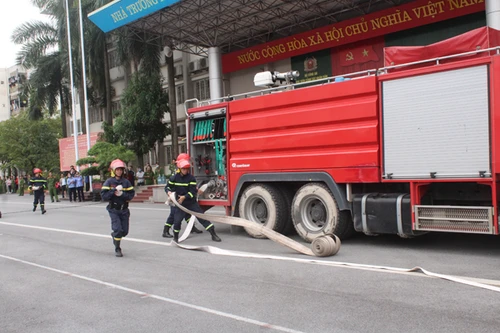 Toàn cảnh diễn tập phương án giải cứu nạn nhân vụ cháy nổ trong trường học