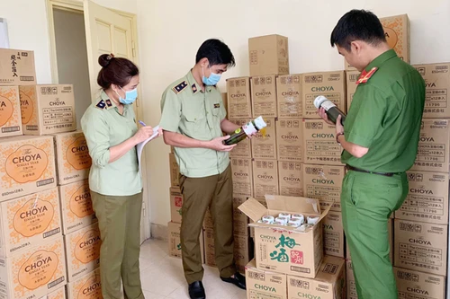 Thuê ký túc xá làm nơi chứa rượu lậu, mỹ phẩm, thực phẩm chức năng 