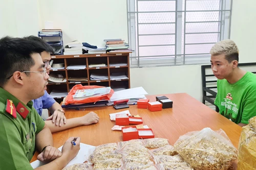 Mạo danh thương hiệu vàng bạc đá quý, tặng vàng giả cho khách hàng 