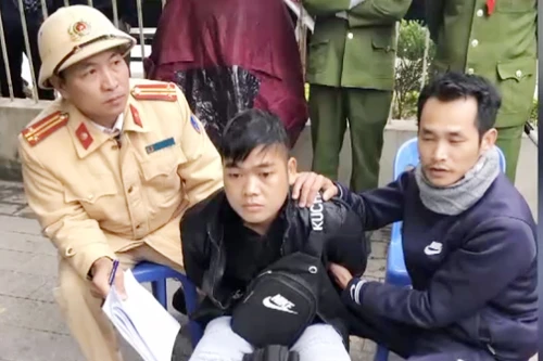 Cảnh sát giao thông đường thủy bắt đối tượng vận chuyển 4 bánh heroin