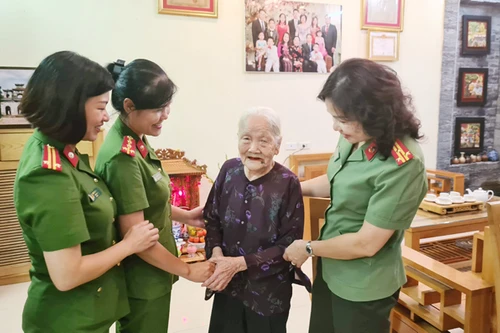 Món quà ý nghĩa tặng các Mẹ Việt Nam anh hùng