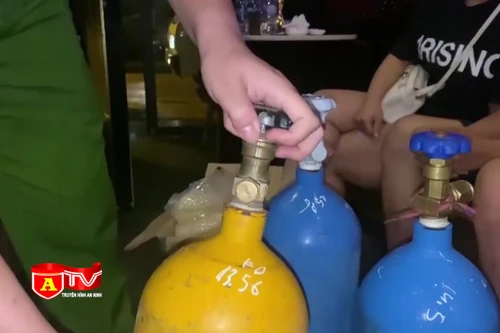 Thu giữ hàng trăm bình khí cười tại các quán bar