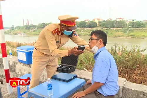 Xử lý 12 trường hợp điều khiển xe mô tô lạng lách đánh võng gây mất TT-ATGT