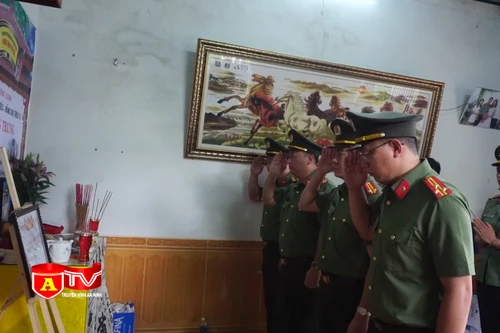 Công an Hà Nội thăm hỏi, động viên thân nhân cán bộ chiến sỹ hy sinh, bị thương ở Đắk Lắk