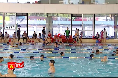 Khuyến khích, vận động phụ huynh cho con học bơi trong dịp hè