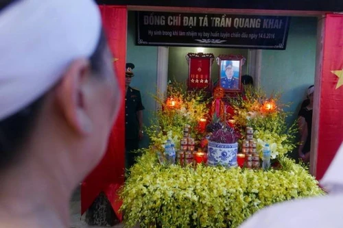 Người dân quê nhà bật khóc nức nở đón linh cữu Đại tá Trần Quang Khải