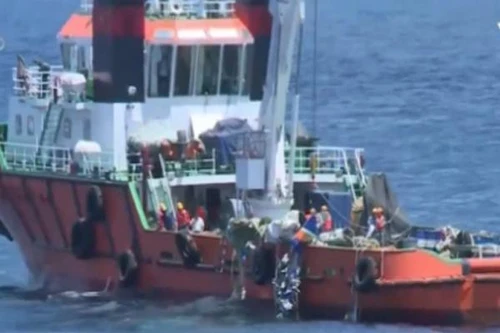 Trục vớt được động cơ, cánh quạt, đuôi và một phần thân máy bay CASA-212 