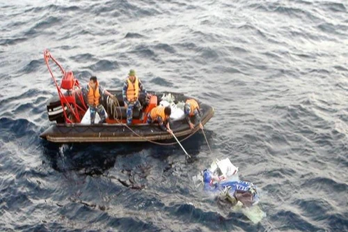 Huy động thợ lặn, robot trục vớt vật thể nghi của máy bay CASA 212