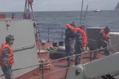 Phát hiện thêm một thi thể mặc trang phục giống tổ bay CASA-212 