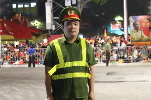 Phó Trưởng CAP Vĩnh Hưng: "Nhiều người dân sẵn sàng chia sẻ với các cán bộ chiến sĩ từ gói bánh đến chai nước"