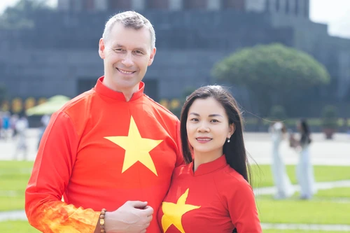 "Hoa khôi Tài năng Việt Nam 2024" Lê Thị Tân cùng chồng ngoại quốc tự hào mặc áo dài cờ đỏ sao vàng