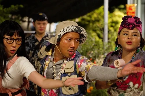 Dù được ưu ái suất chiếu, phim của Trấn Thành vẫn mất vị trí dẫn đầu doanh thu phòng vé