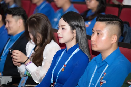 Hoa hậu Thanh Thuỷ vinh dự nhận huy hiệu "Thanh niên tiên tiến làm theo lời Bác"