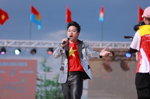 Xúc động khoảnh khắc Tùng Dương cất cao giọng hát "Quốc ca" tại Nhật Bản