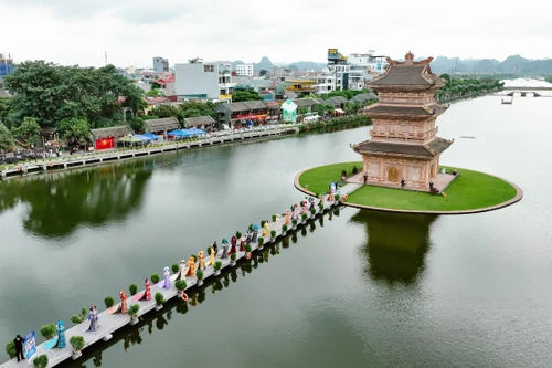 Mãn nhãn với màn trình diễn áo dài đặc sắc tại phố cổ Hoa Lư