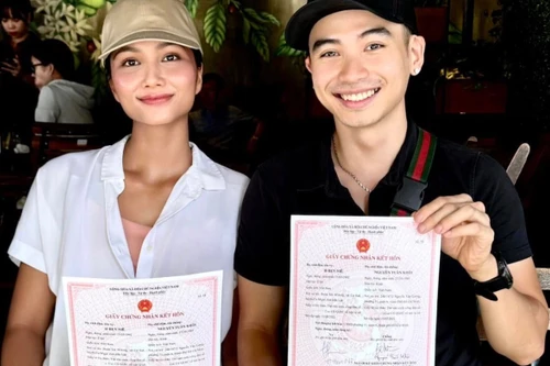 H'hen Niê và bạn trai đăng ký kết hôn trước khi cưới