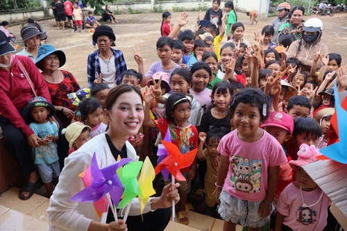 Tiểu Vy nối dài dự án cộng đồng giúp đỡ trẻ em có hoàn cảnh khó khăn