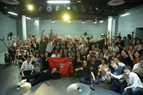 Khán giả vượt 480km bằng xe máy tới Paris xem đêm nhạc của Bức Tường