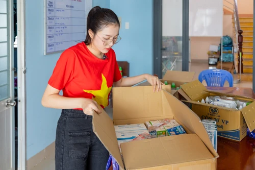 Hoa hậu Kiều Duy thực hiện dự án "Chạm" 