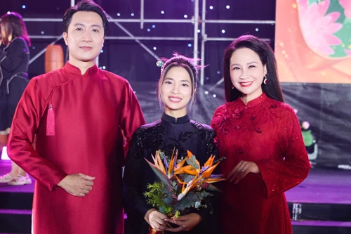 NTK Quyên Nguyễn gây ấn tượng với BST "Nguyệt lụa phồn hoa" 