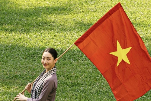 Hoa hậu Lương Thùy Linh tái hiện câu chuyện xúc động về áo bà ba