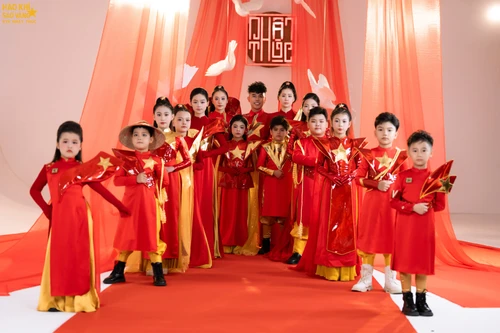 Nhà thiết kế Nhật Thực ra mắt BST “Hào khí Sao Vàng”