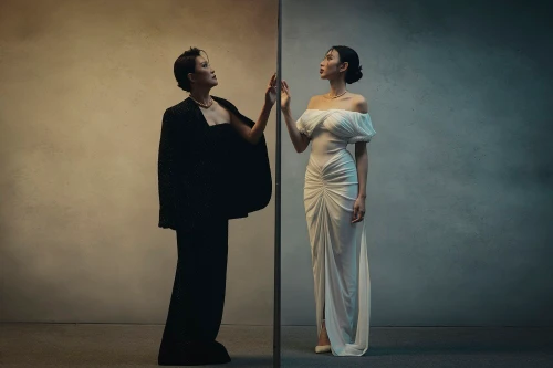 Bộ ảnh đậm chất điện ảnh của Hoa hậu Thuỳ Tiên và nghệ sĩ Hồng Đào