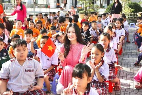 Ý Nhi sẽ lọt Top 40 "Miss World 2025" nhờ tấm vé "Hoa hậu Nhân ái"?