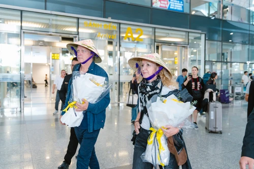 Nhóm Secret Garden có mặt tại Hà Nội, thích thú khi được tặng nón lá vẽ tay