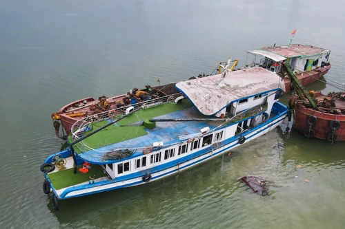 2 du thuyền tại Hạ Long xin lỗi vì bắn pháo hoa vào tối xảy ra vụ lật thuyền 