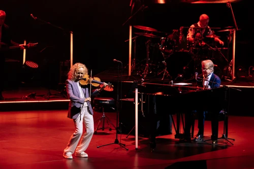 Secret Garden chinh phục 4.000 khán giả Hà Nội, tiết lộ về cuộc chiến chống bạo bệnh của Fionnuala Sherry 