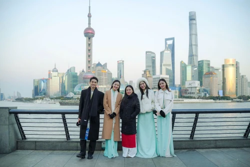 Hoa Hậu Kiều Duy, Nam Vương Tuấn Ngọc mặc áo dài dưới thời tiết âm độ C