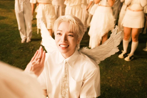 Đức Phúc tung MV "Chăm em một đời", "trùm cuối" là Hoa hậu Thanh Thủy