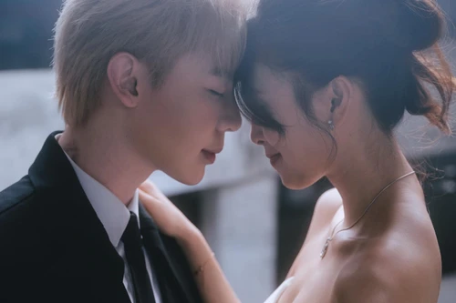 Erik phân trần về thiệp cưới với Hoa hậu Tiểu Vy