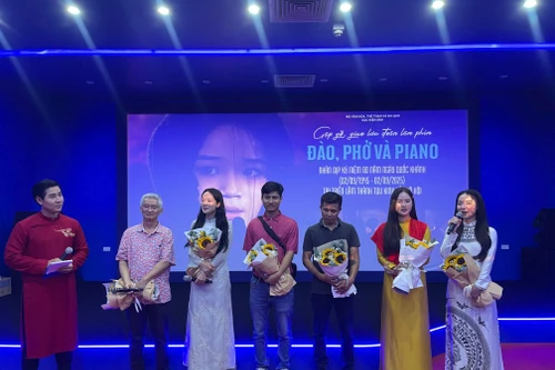 Dựng rạp chiếu phim phục vụ miễn phí khán giả tại Đông Anh, Hà Nội