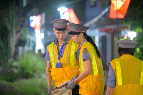 Thùy Tiên và Rapper Wean trải nghiệm công việc nhân viên gác tàu