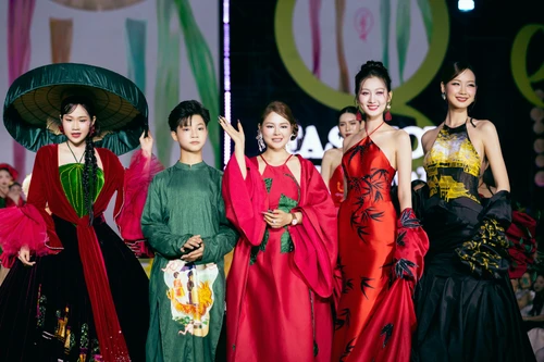 Hơn 10.000 khán giả xem NTK Thạch Linh kể chuyện “Tinh hoa Kinh Bắc” bằng thời trang