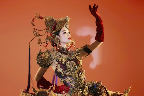 Trang phục “Thăng Long Hội” gây ấn tượng tại đấu trường sắc đẹp quốc tế